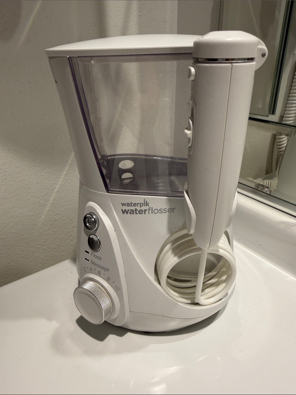 Waterpik water flosser
Working condition
Comes with what is pictured only